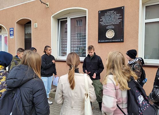 Uczniowie wykonują zadania podczas gry terenowej.