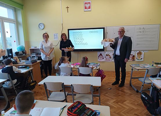 Pan dyrektor dzieli się z uczniami chlebem