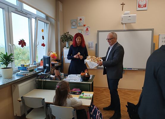 Pan dyrektor dzieli się z uczniami chlebem