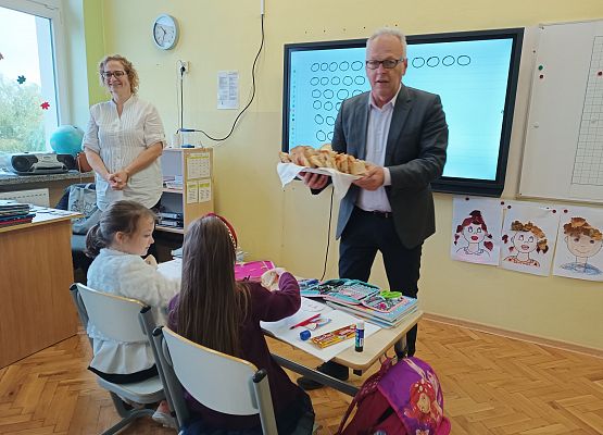 Pan dyrektor dzieli się z uczniami chlebem