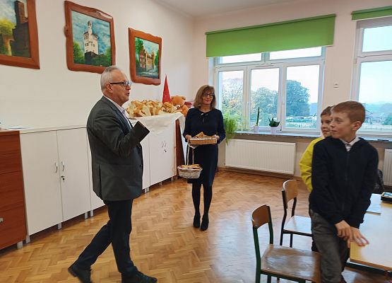 Pan dyrektor dzieli się z uczniami chlebem