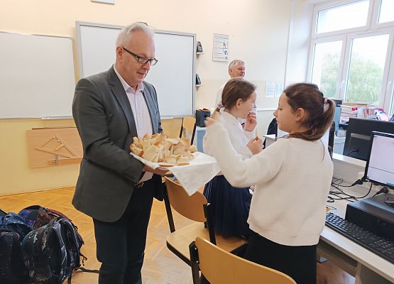Pan dyrektor dzieli się z uczniami chlebem