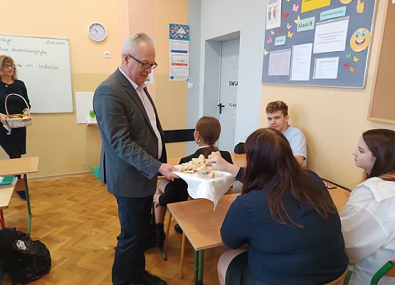 Pan dyrektor dzieli się z uczniami chlebem