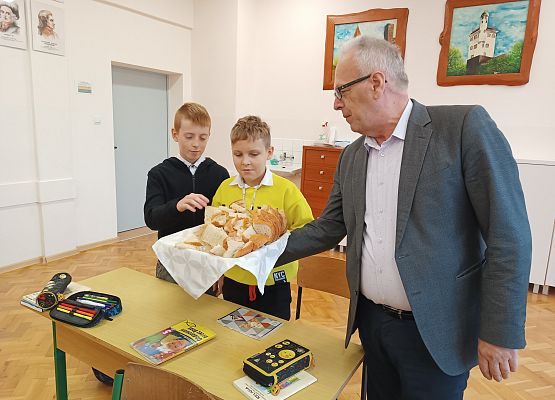 Dyrekcja podczas dzielenia się chlebem