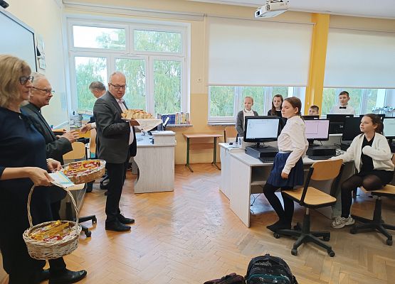 Dyrekcja podczas dzielenia się chlebem