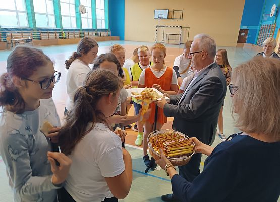 Pan dyrektor dzieli się z uczniami chlebem