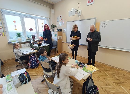 Pan dyrektor dzieli się z uczniami chlebem