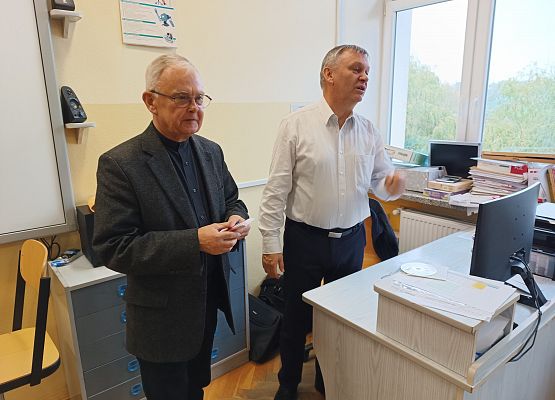 Ksiądz rozmawia z nauczycielem