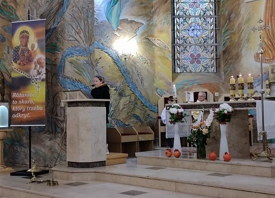 Uczennica śpiewa podczas mszy