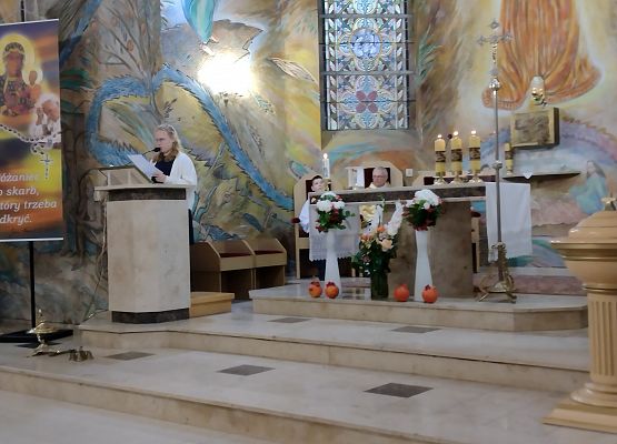 Uczennica czyta podczas mszy