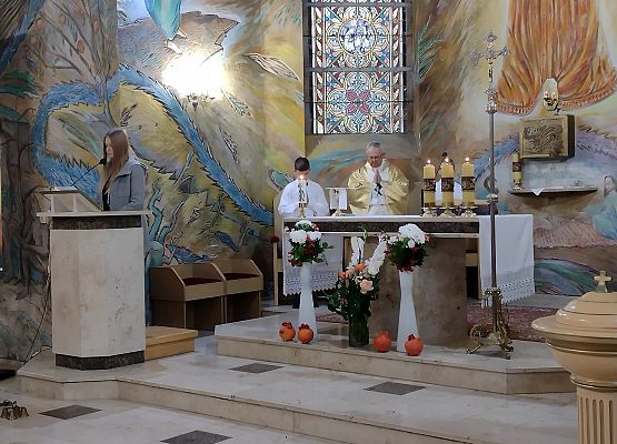 Uczennica czyta podczas mszy