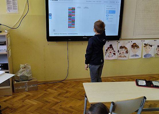 Uczeń korzysta z monitora
