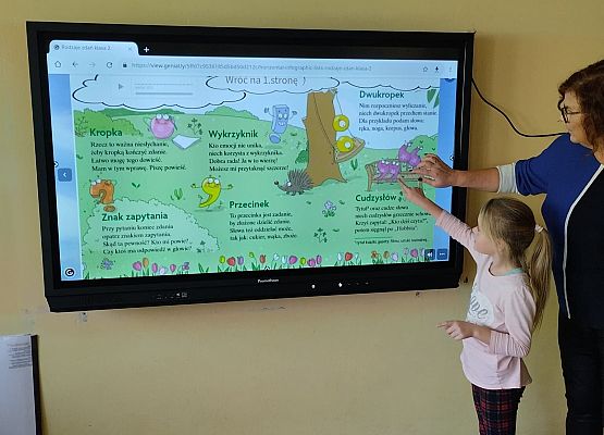 Nauczycielka i uczennica przy monitorze