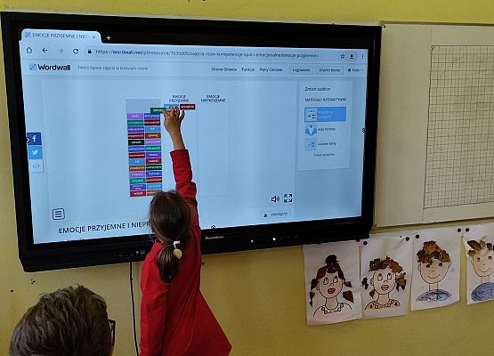 Uczennica przy monitorzer