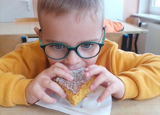 Chłopiec je ciastko dyniowe