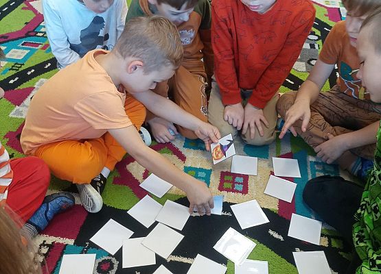 Dzieci grają w dyniowe karty