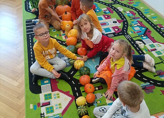 Dzieci klasyfikują dynie według wielkości