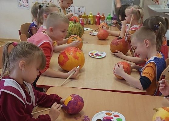 Dzieci malują dynie