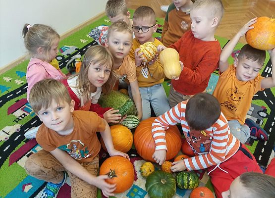 Dzieci oglądają dynie