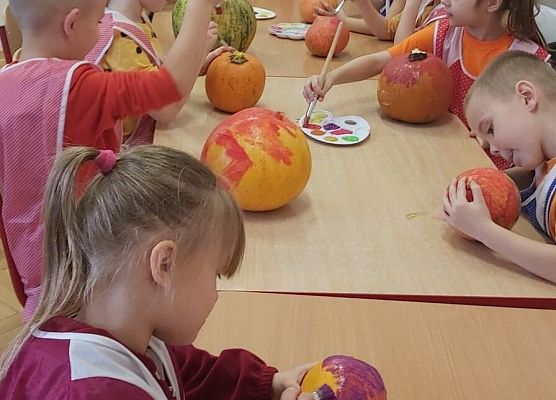 Dzieci malują dynie
