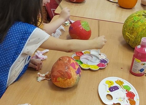 Dzieci malują dynie