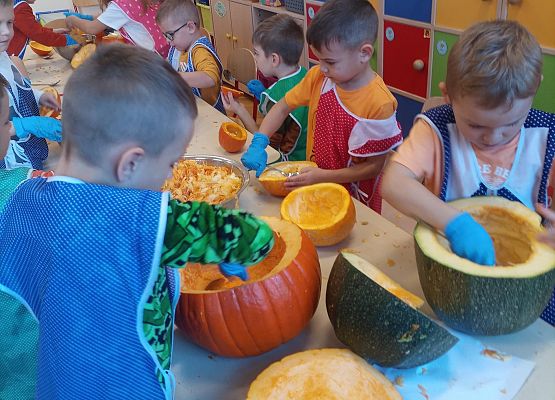 Dzieci wydrążają dynie