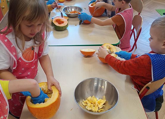 Dzieci wydrążają dynie