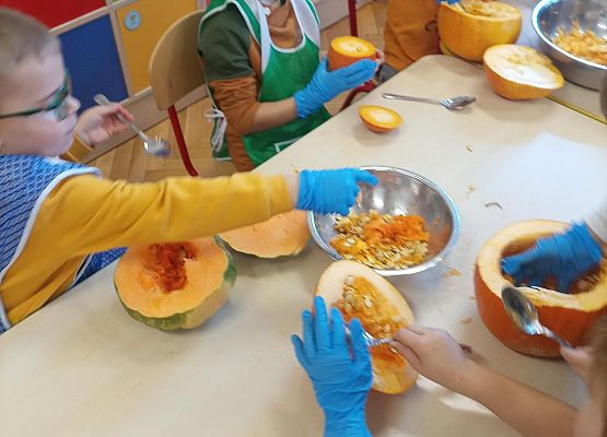 Dzieci wydrążają dynie