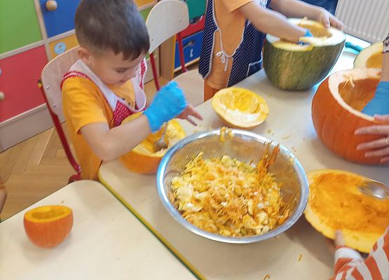 Dzieci wydrążają dynie