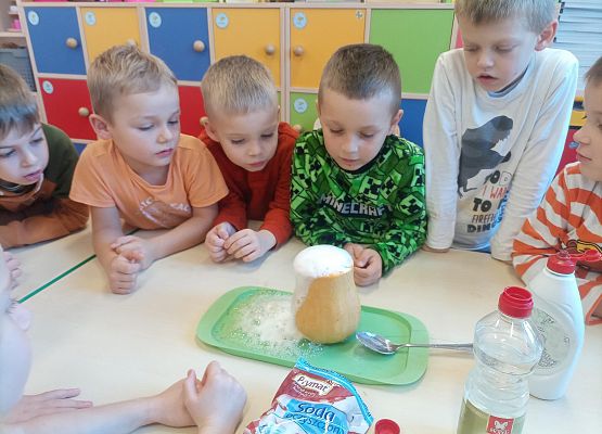 Dzieci wykonują dyniowy wulkan