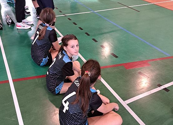 Zawodniczy siedzą przy boisku