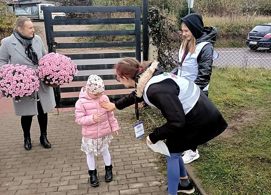 Dziewczynka otrzymuje naklejkę