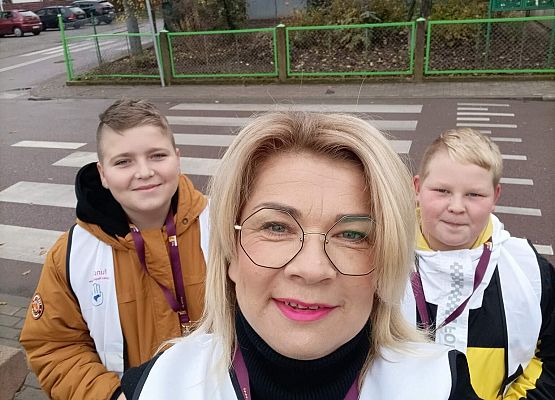 Opiekunka z wolontariuszami