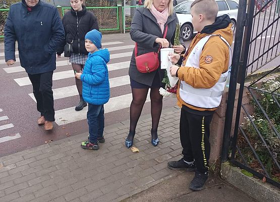 Kobieta wrzuca darowiznę do puszki