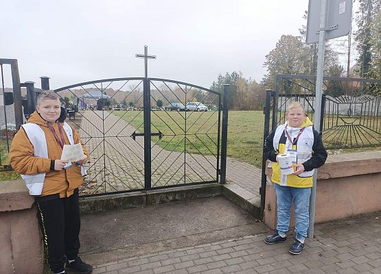 Wolontariusze trzymają puszki