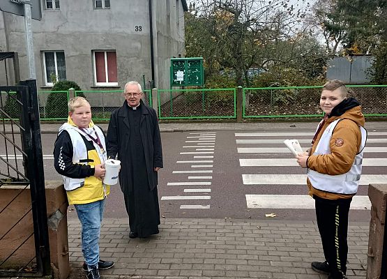 Wolontariusze z księdzem