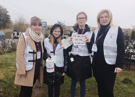 Wolontariusze z opiekunkami