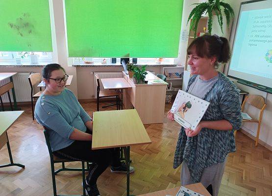 Nauczycielka omawia choroby brudnych rąk