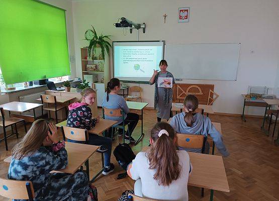 Nauczycielka omawia choroby brudnych rąk