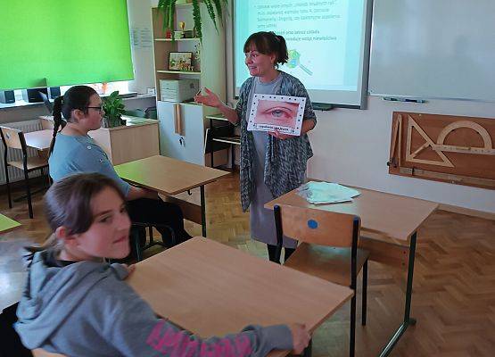 Nauczycielka omawia choroby brudnych rąk