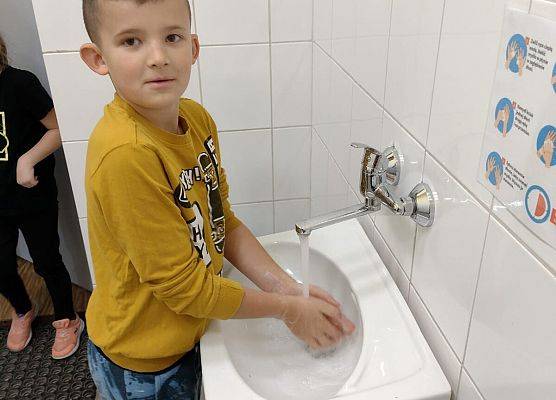 Uczeń myje ręce