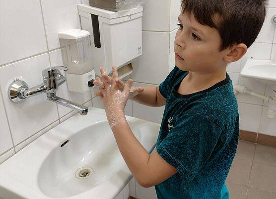 Uczeń myje ręce