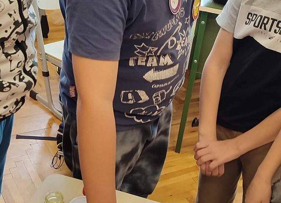 Uczeń wykonuje eksperyment