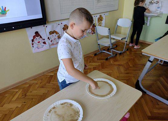 Uczeń wykonuje eksperyment