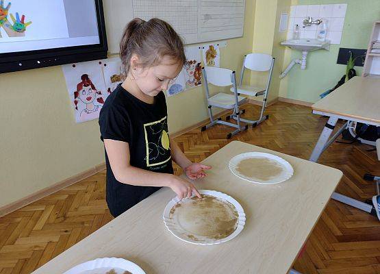 Uczennica dotyka palcem wodę