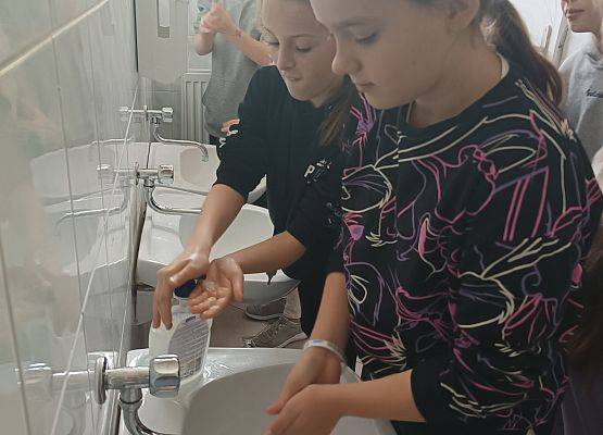 Uczennica myje ręce