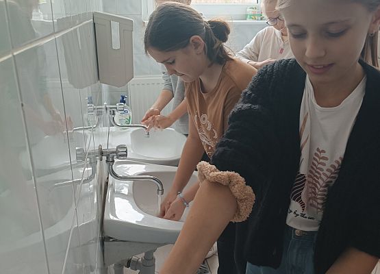 Uczennica myje ręce