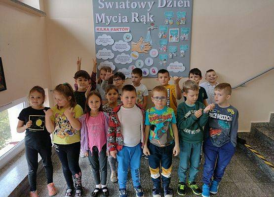 Uczniowie przy gazetce szkolnej