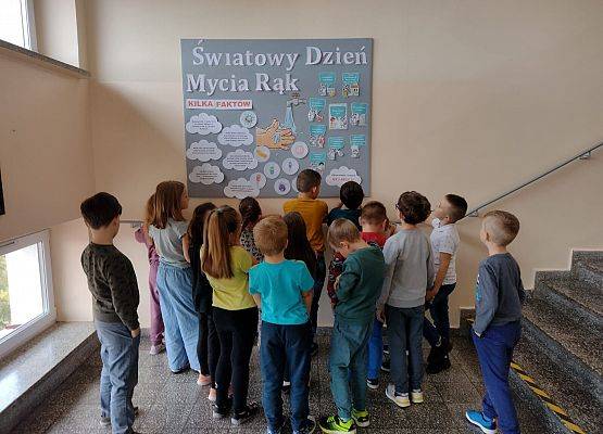 Uczniowie przy gazetce szkolnej