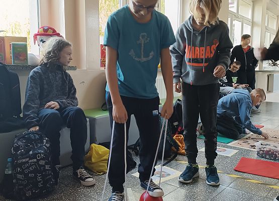 Zabawy uczniów w holu szkoły